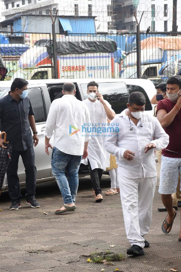 photos akshay kumar attends aanand l rais mothers funeral in oshiwara 1