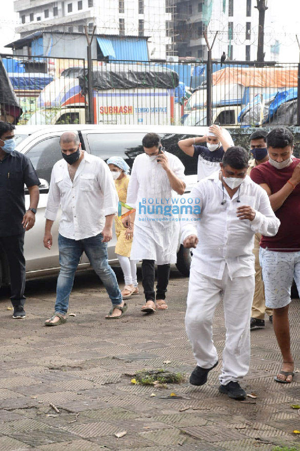 photos akshay kumar attends aanand l rais mothers funeral in oshiwara 3
