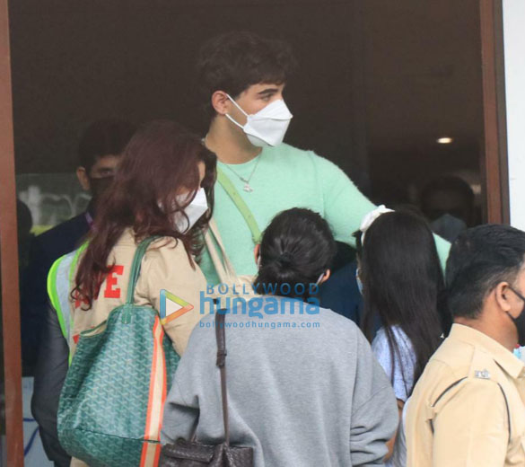 photos akshay kumar snapped with family snapped at kalina airport 1
