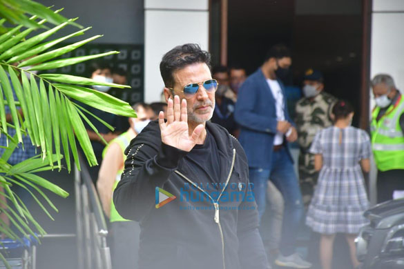 photos akshay kumar snapped with family snapped at kalina airport 4