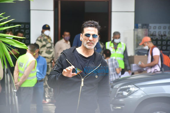 photos akshay kumar snapped with family snapped at kalina airport 5