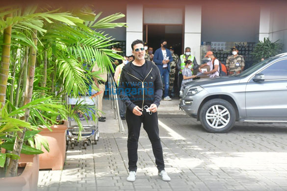 photos akshay kumar snapped with family snapped at kalina airport 6