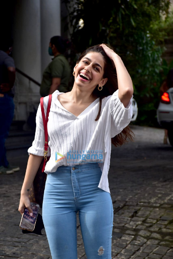 photos alaya f snapped in juhu 3 8