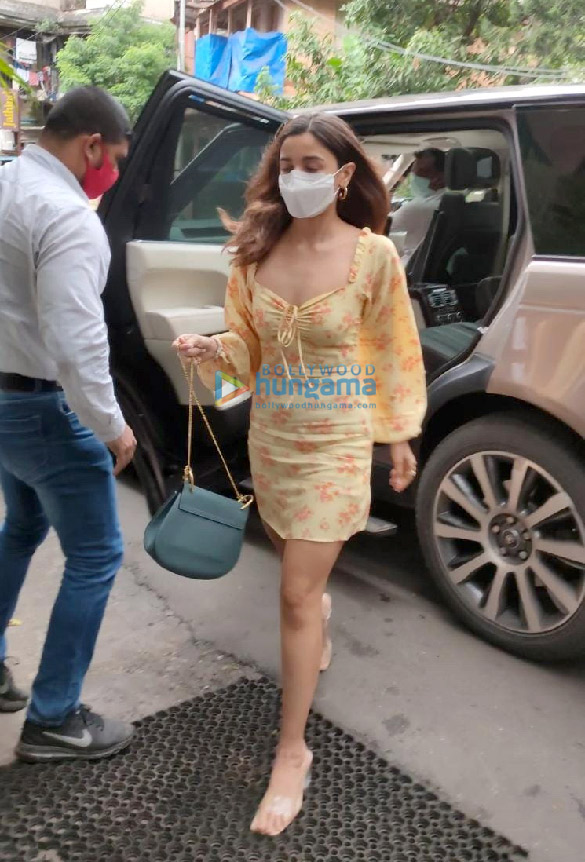 photos alia bhatt snapped at bandra 2