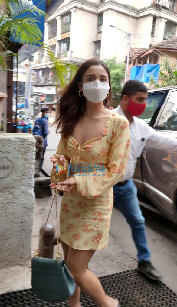 photos alia bhatt snapped at bandra 3