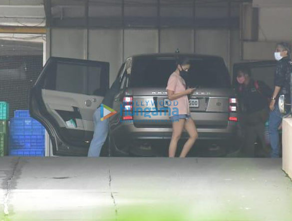 photos alia bhatt spotted in bandra 4