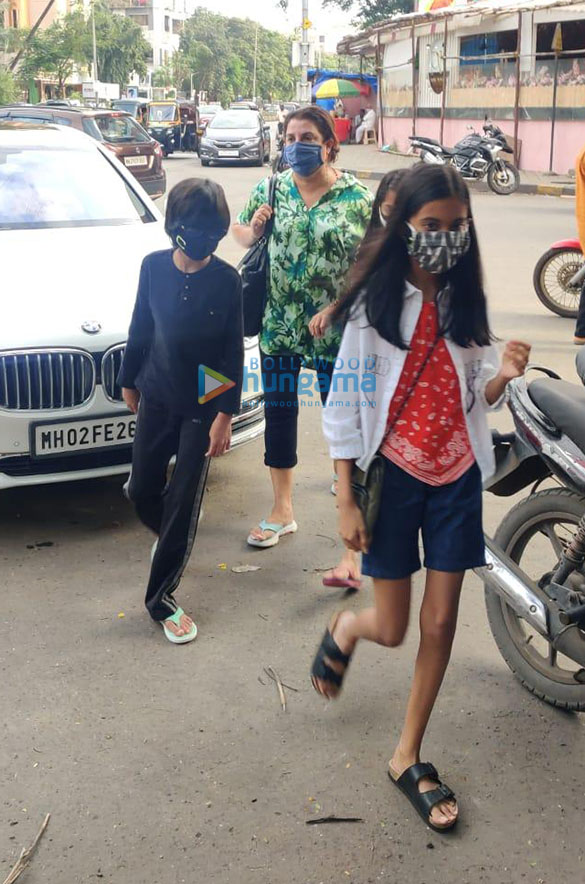 photos ameesha patel and farah khan snapped at kromakay salon in juhu 000 1