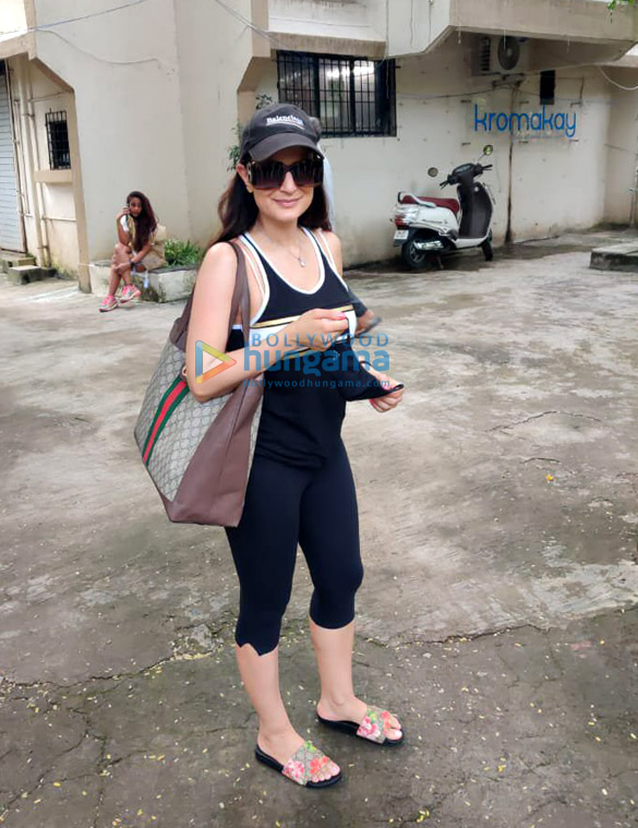 photos ameesha patel snapped at kromakay salon in juhu 2 5