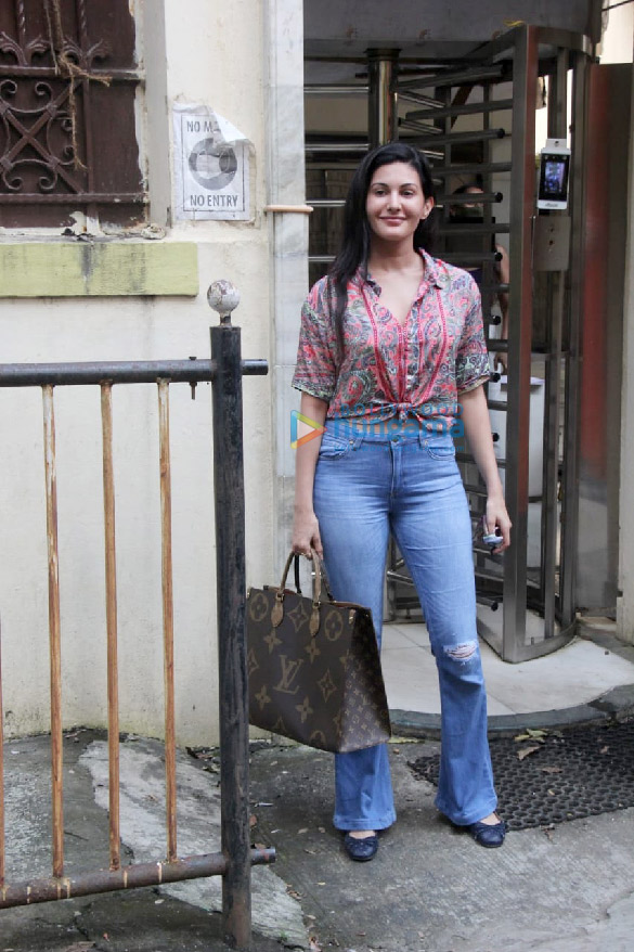 Photos: Amyra Dastur spotted in Khar Photos: Amyra Dastur spotted in Khar
