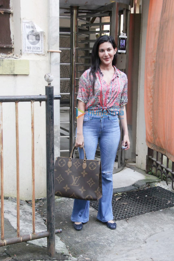photos amyra dastur spotted in khar 2