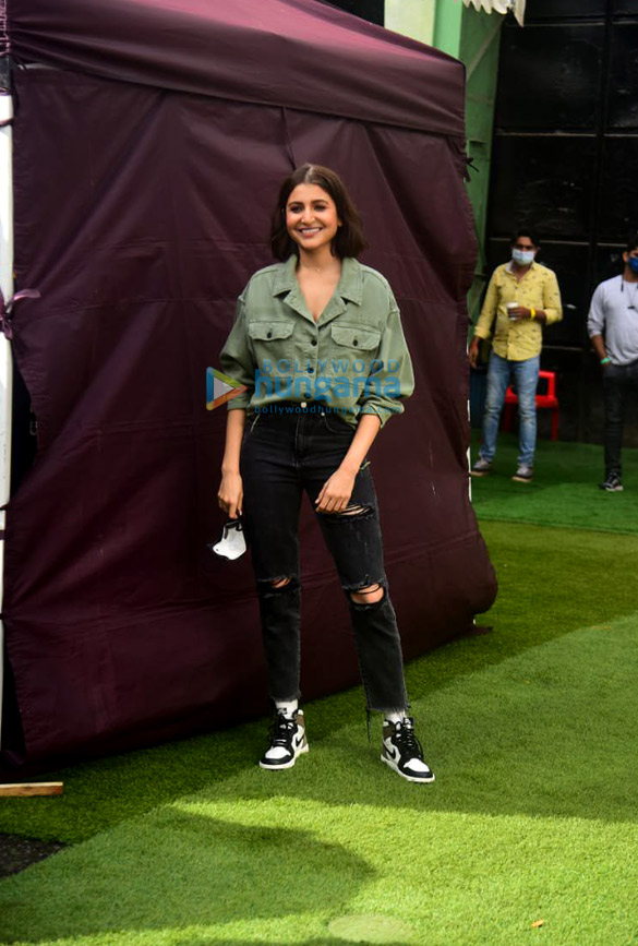 Photos: Anushka Sharma snapped during brand shoot in Filmcity, Goregaon Photos: Anushka Sharma snapped during brand shoot in Filmcity, Goregaon