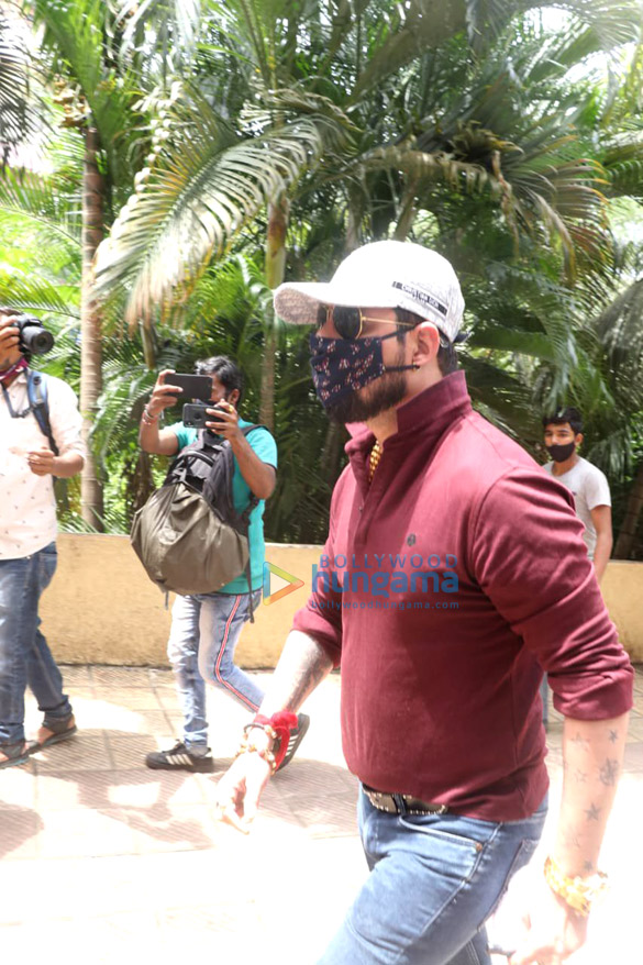 photos ashoke pandit asim riaz and hindustani bhau snapped at cooper hospital 1