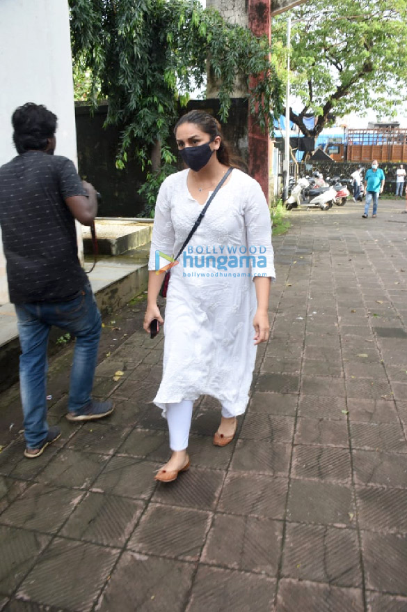 photos celebs attend aanand l rais mothers funeral in oshiwara 2