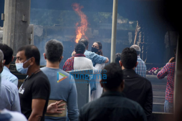 photos celebs attend aanand l rais mothers funeral in oshiwara 3