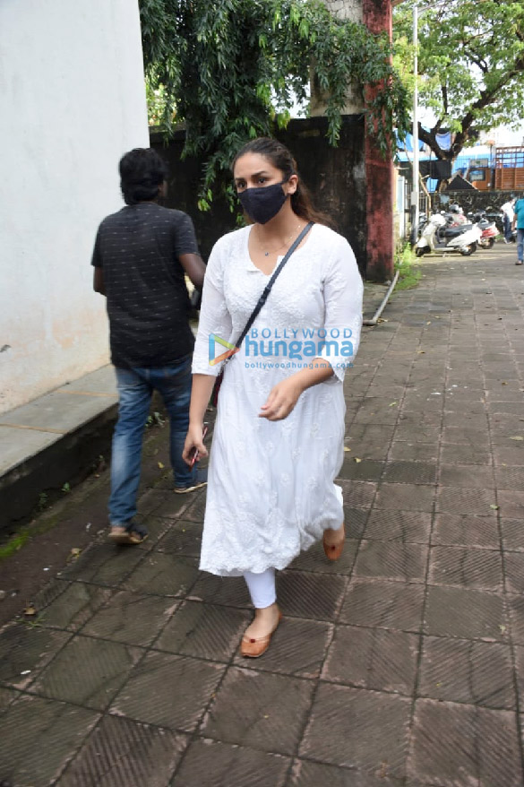 photos celebs attend aanand l rais mothers funeral in oshiwara 4