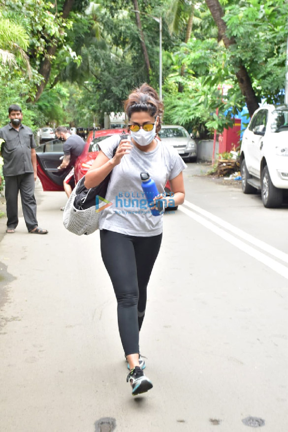 Photos: Chitrangda Singh snapped at the gym in Juhu Photos: Chitrangda Singh snapped at the gym in Juhu