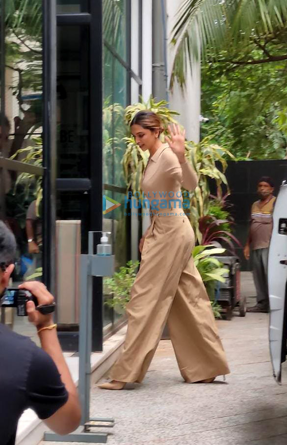 photos deepika padukone spotted at maddock films office 4