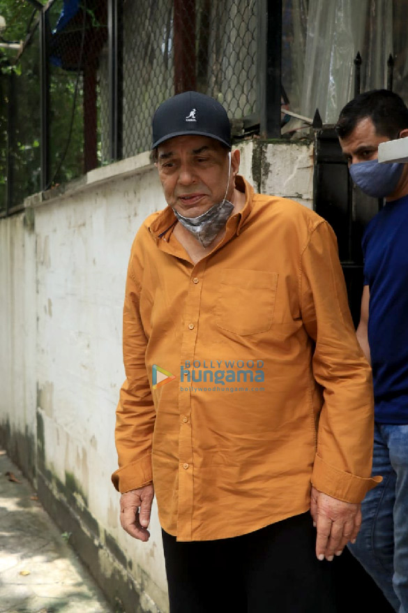 photos dharmendra snapped at a clinic in juhu 2