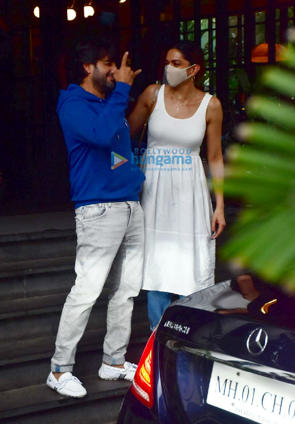 photos hrithik roshan deepika padukone and siddharth anand snapped in juhu 1