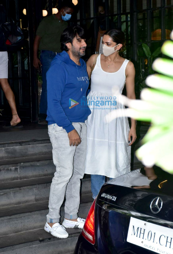 Photos: Hrithik Roshan, Deepika Padukone and Siddharth Anand snapped in Juhu Photos: Hrithik Roshan, Deepika Padukone and Siddharth Anand snapped in Juhu