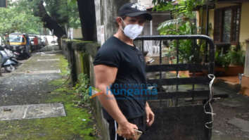 Photos: Hrithik Roshan spotted in Juhu