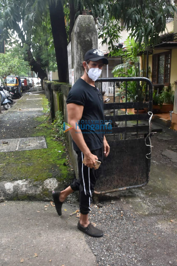 photos hrithik roshan spotted in juhu 1