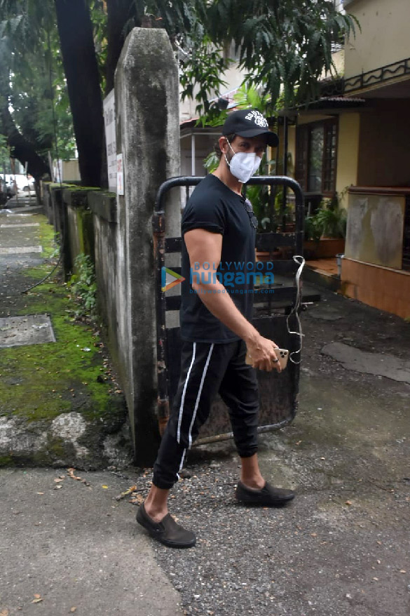 photos hrithik roshan spotted in juhu 4