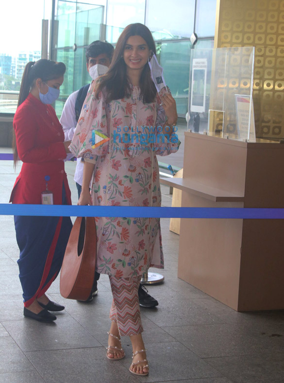photos janhvi kapoor and diana penty snapped at the airport 2