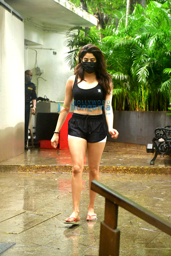 photos janhvi kapoor spotted at a gym in bandra 4 3