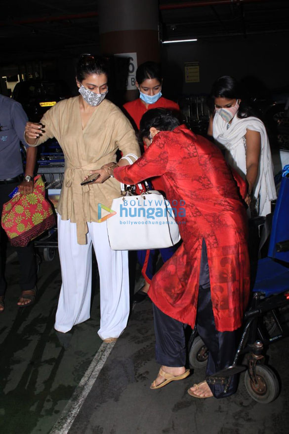 photos kajol snapped at the airport with her mother tanuja 4