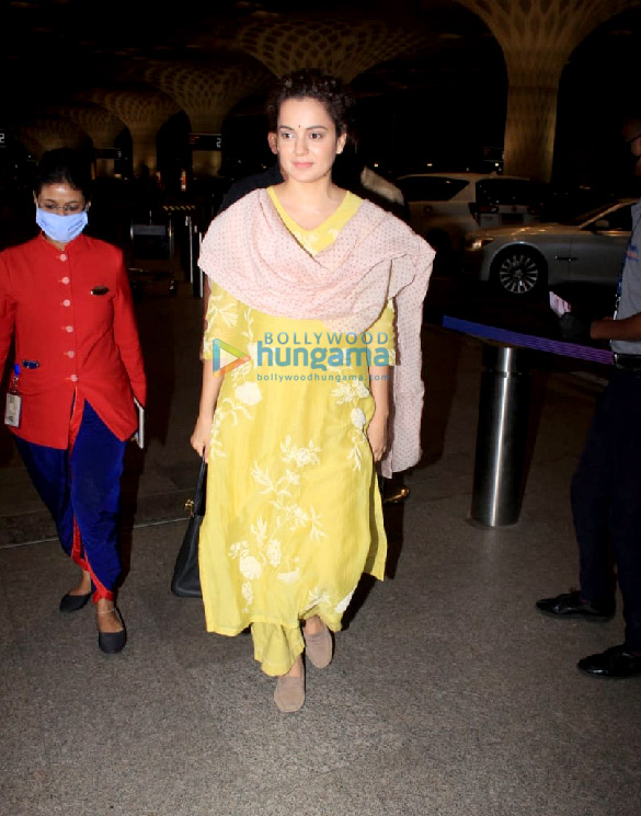 photos kangna ranaut and mika singh snapped at the airport 6