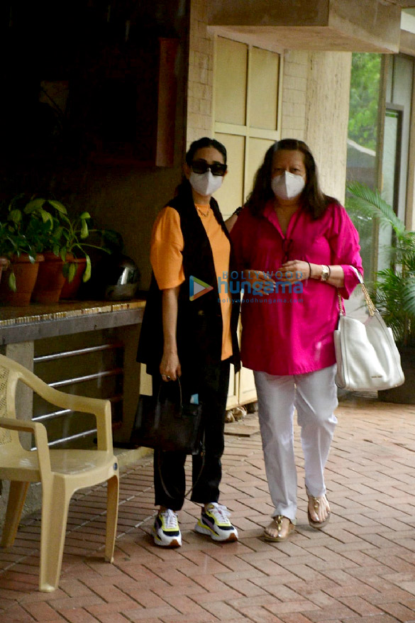 photos kareena kapoor khan karisma kapoor and babita kapoor snapped in bandra 3
