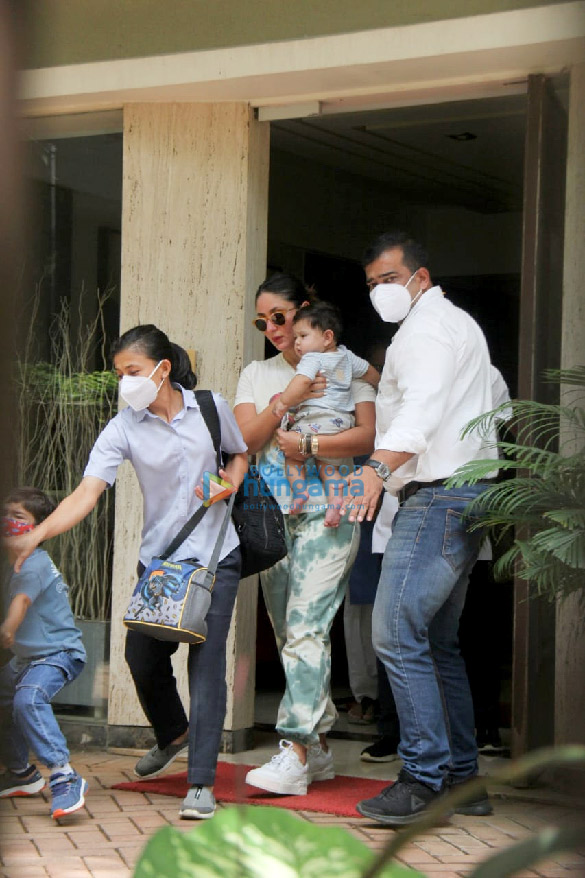Photos: Kareena Kapoor Khan spotted in Bandra Photos: Kareena Kapoor Khan spotted in Bandra