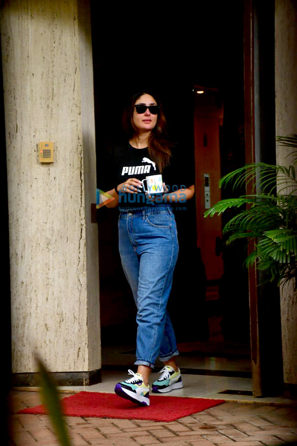 photos kareena kapoor khan spotted in bandra 2 28