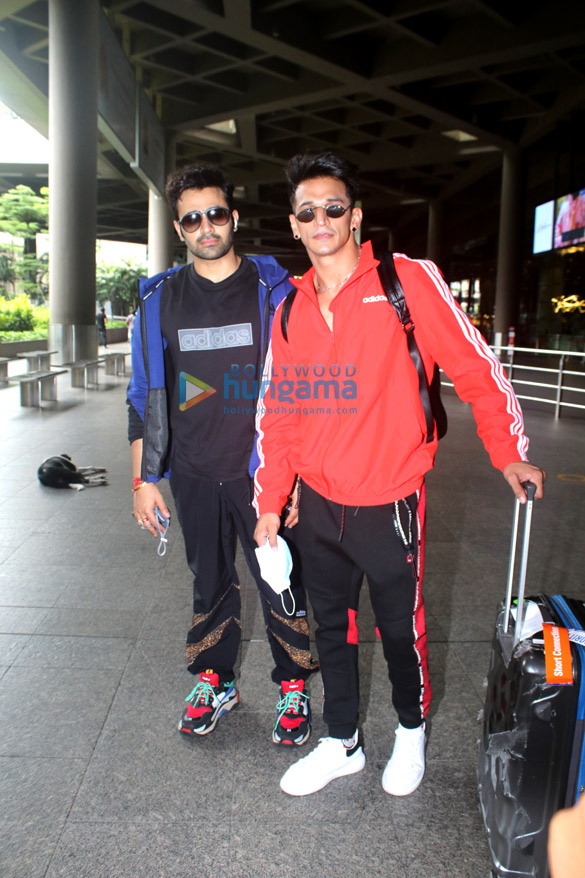 photos karishma tanna rhea kapoor venkatesh daggubati and others snapped at the airport 7