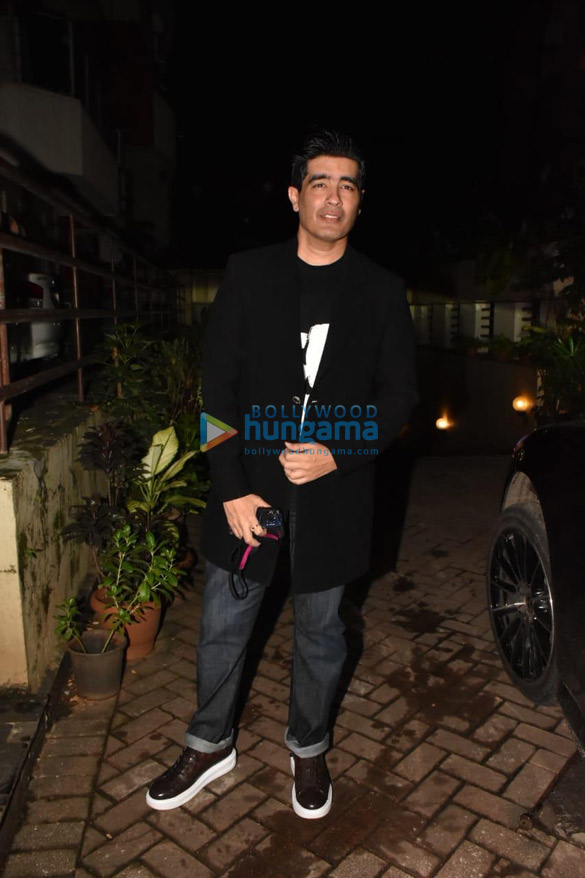 photos karisma kapoor karan johar and manish malhotra snapped at kareena kapoors house in bandra 3