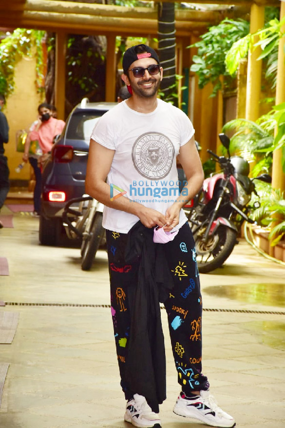 photos kartik aaryan snapped at dance class in juhu 3 2