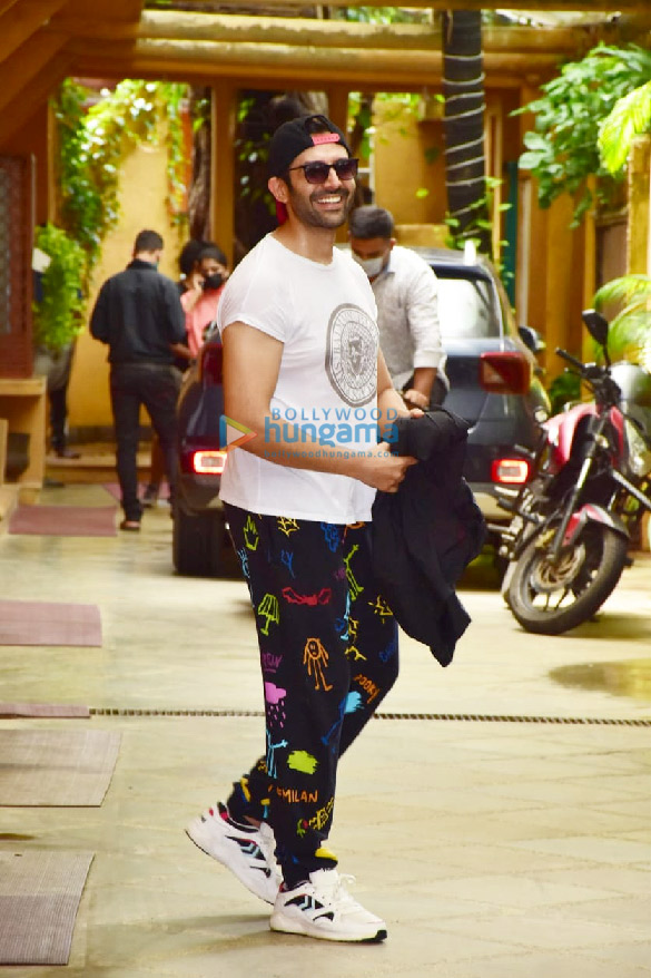 photos kartik aaryan snapped at dance class in juhu 5 2