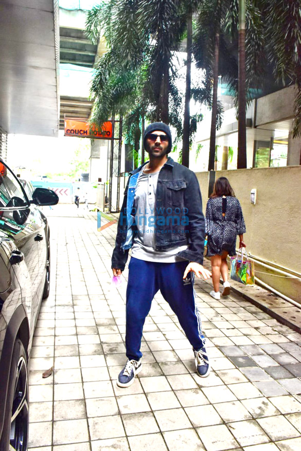 Photos: Kartik Aaryan snapped in Andheri Photos: Kartik Aaryan snapped in Andheri