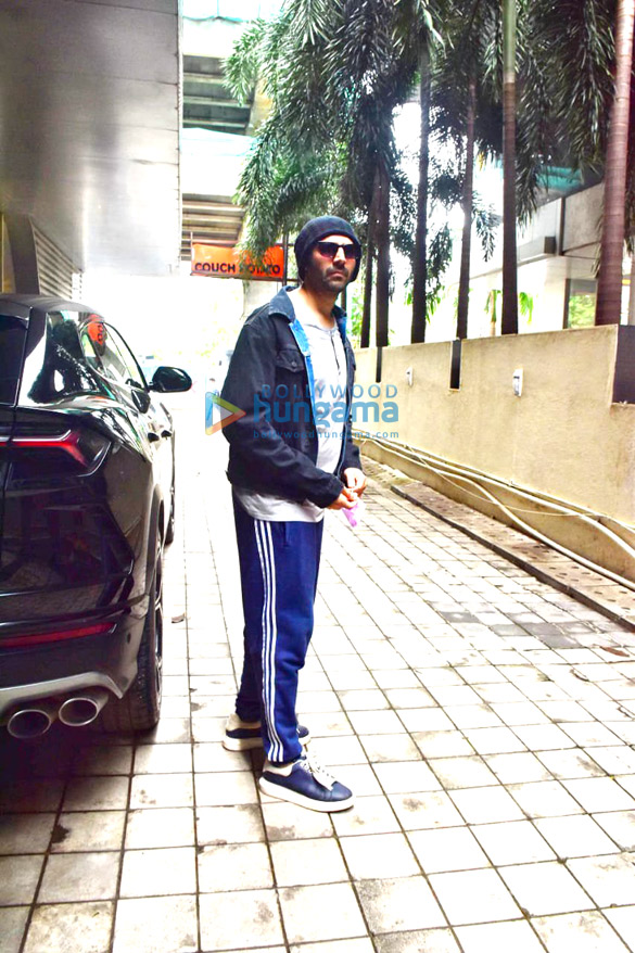 photos kartik aaryan snapped in andheri 3 11