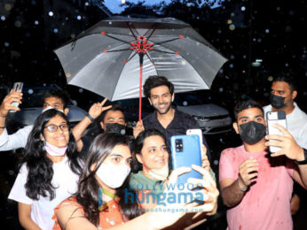 Photos: Kartik Aaryan snapped in town