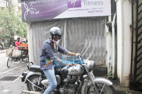 Photos: Kartik Aaryan spotted outside Mehboob studio in Bandra