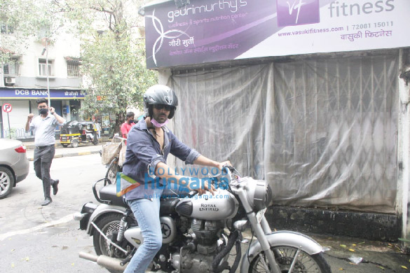 photos kartik aaryan spotted outside mehboob studio in bandra 2