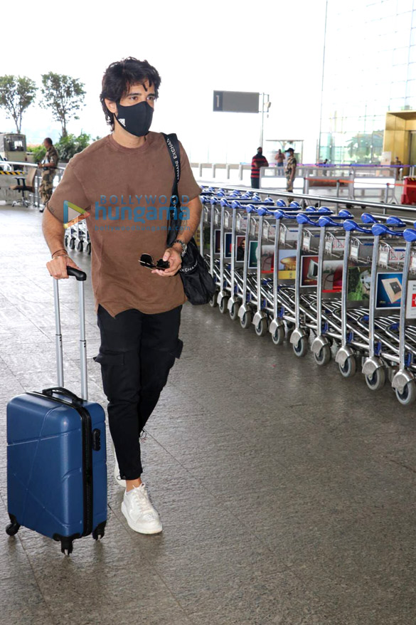 photos kim sharma pragya jaiswal and aditya seal snapped at the airport 6
