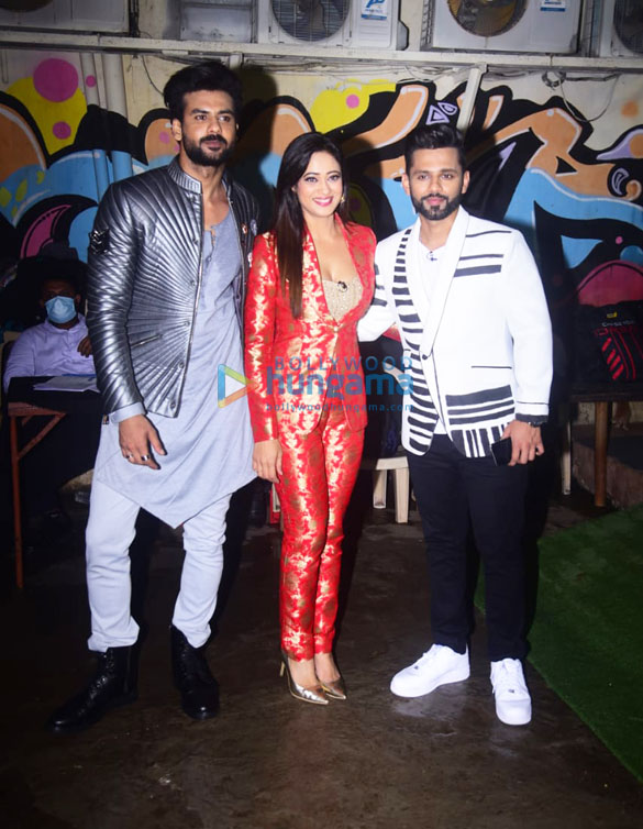 photos madhuri dixit shweta tiwari and bharti singh snapped on the sets of dance deewane 4