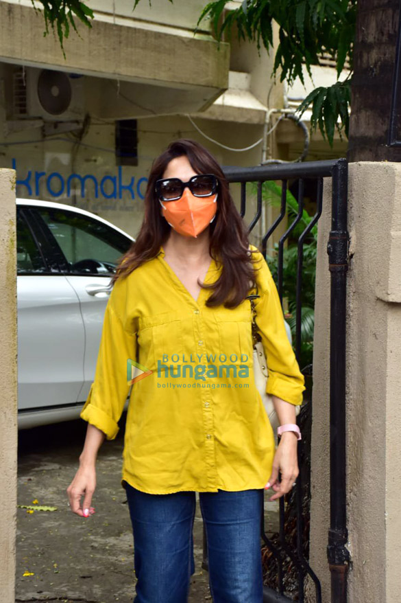 Photos: Madhuri Dixit and Huma Qureshi snapped in Juhu Photos: Madhuri Dixit and Huma Qureshi snapped in Juhu