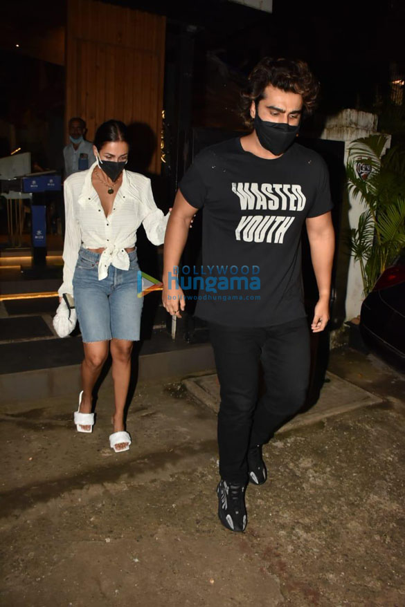 photos malaika arora and arjun kapoor snapped at mizu restaurant in khar 1