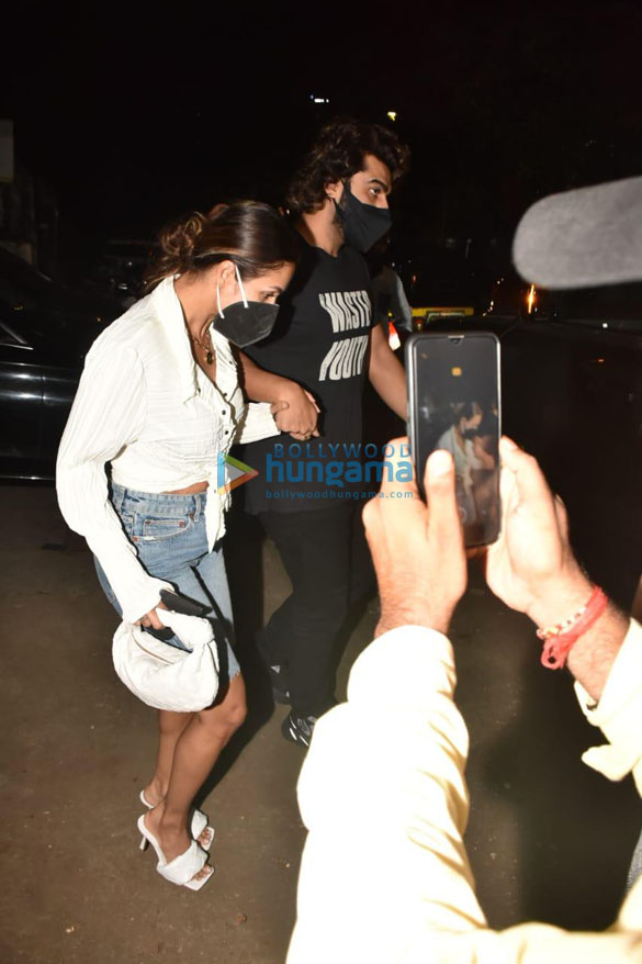 photos malaika arora and arjun kapoor snapped at mizu restaurant in khar 3