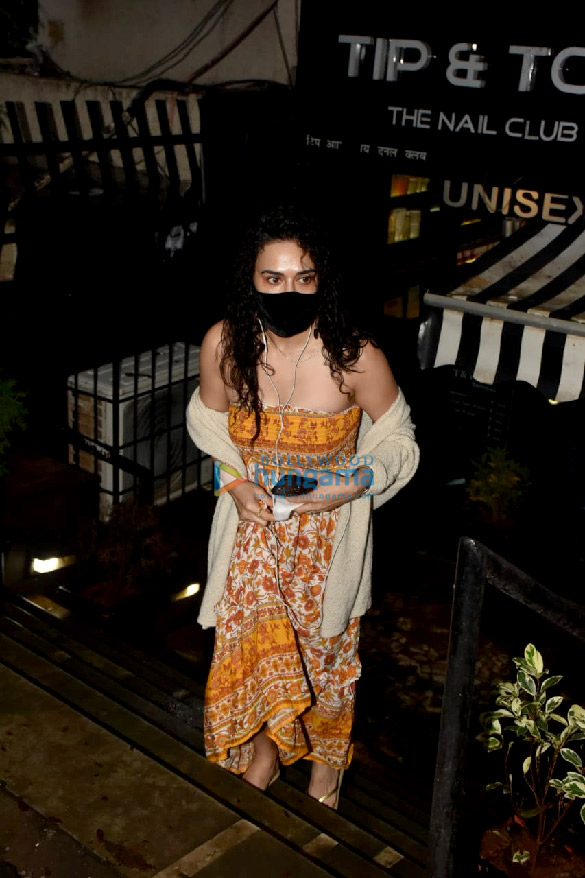 photos preity zinta spotted at tip toe in bandra 1
