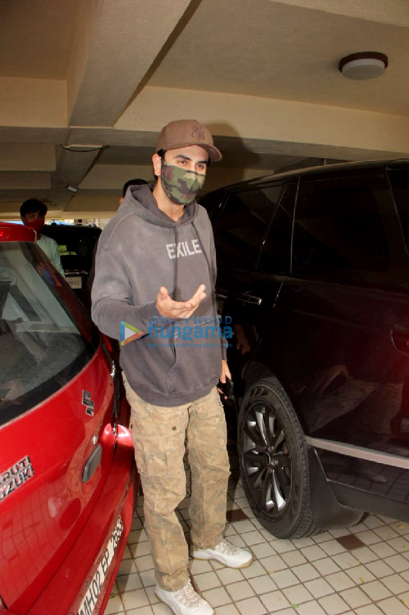 Photos: Ranbir Kapoor spotted at a dubbing studio in Khar Photos: Ranbir Kapoor spotted at a dubbing studio in Khar